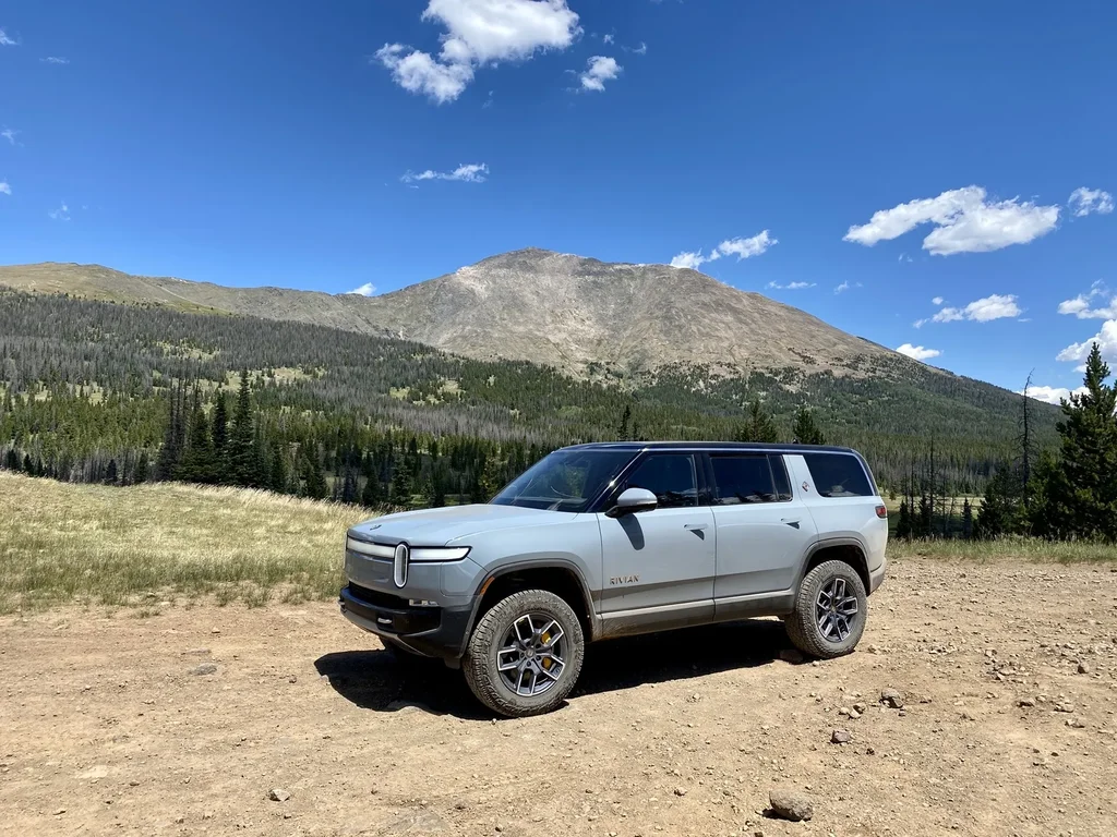 2023 Rivian R1S ile Rocky Dağları Keşfi