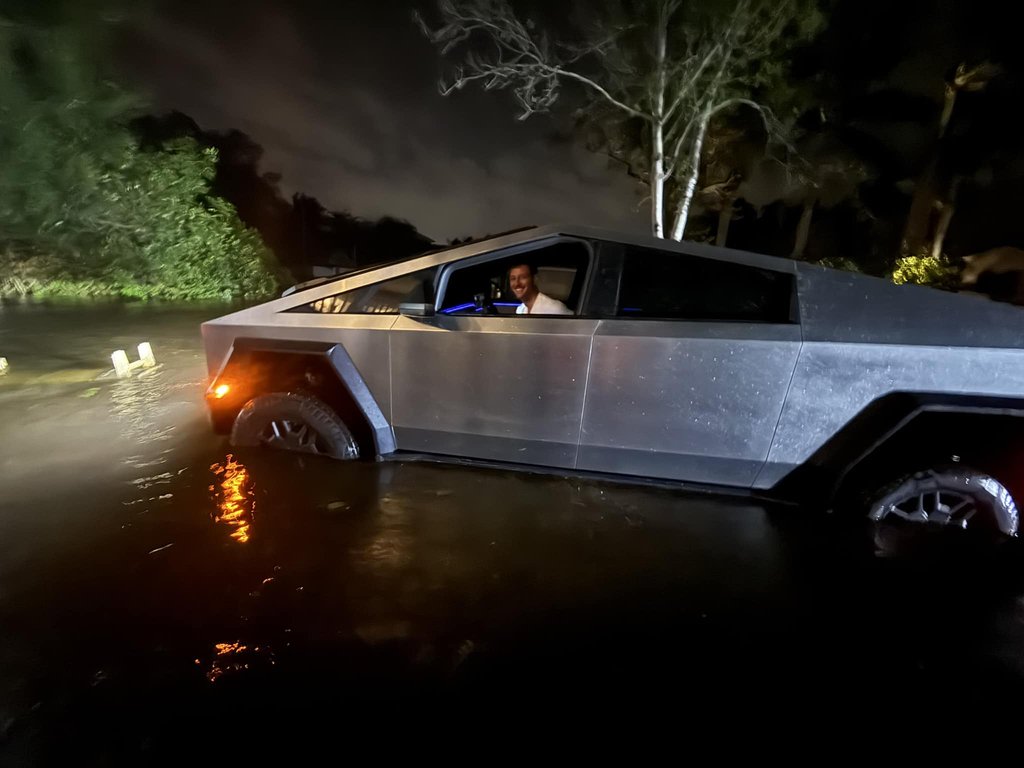 Tesla Cybertruck Hurricane Helene'yi Geride Bıraktı